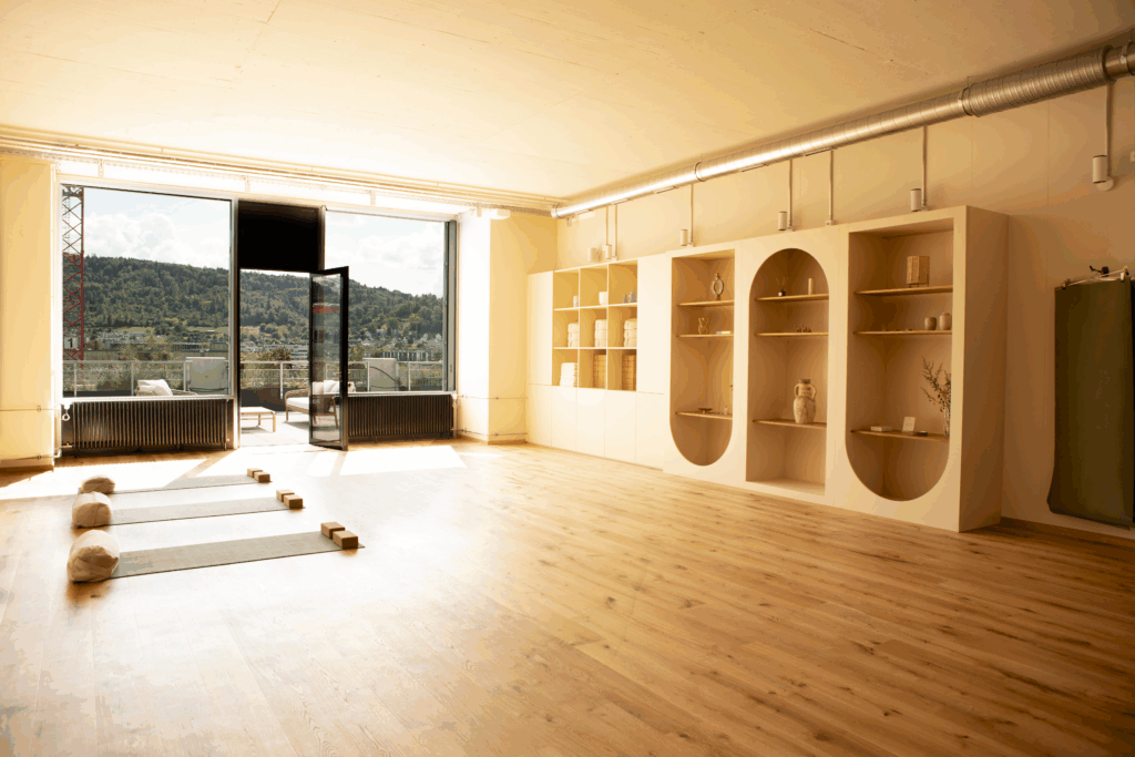 Lichtdurchfluteter Yogaraum im Studio Sohamkoshi mit Blick auf die Dachterrasse