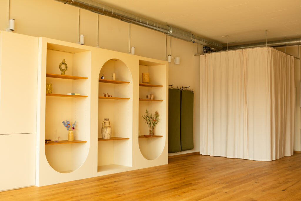 Yogastudio Sohamkoshi in Zürich Albisrieden mit Wandregalen und Holzboden
