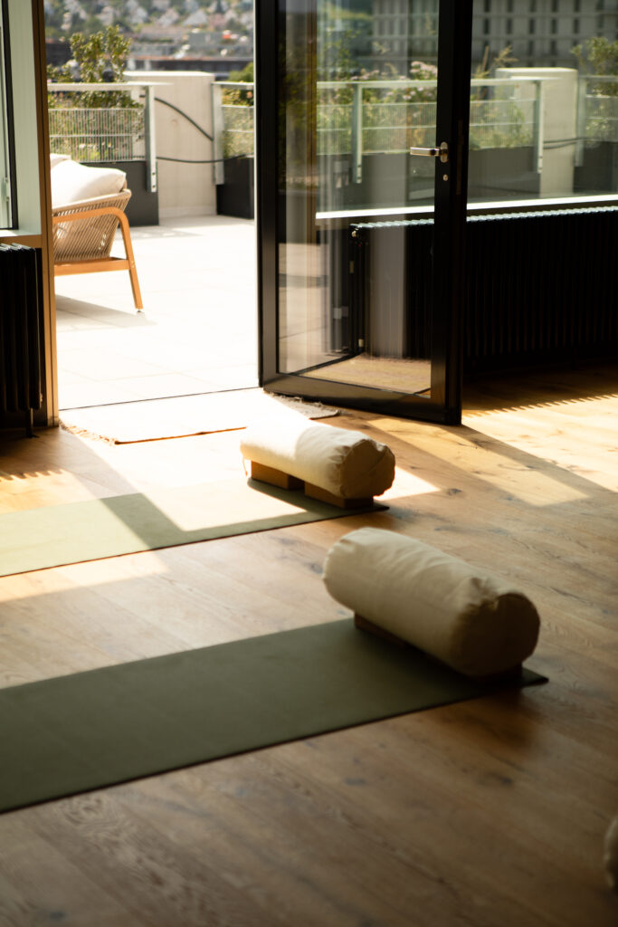 Yogakissen und Bolster im sonnigen Studio Sohamkoshi